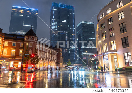 雨の夜に輝く東京駅丸の内駅舎 雨の夜に輝く東京駅丸の内駅舎 140373332