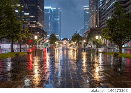 雨の夜に輝く東京駅丸の内駅舎 雨の夜に輝く東京駅丸の内駅舎 140373368