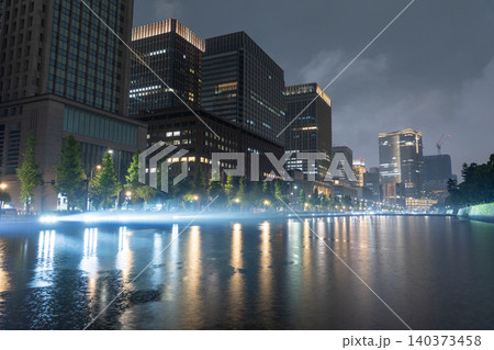 雨の夜の丸の内と皇居外苑のお濠 雨の夜の丸の内と皇居外苑のお濠 140373458
