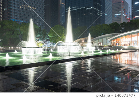 雨の夜の和田倉噴水公園と丸の内のビル群 雨の夜の和田倉噴水公園と丸の内のビル群 140373477