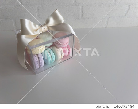 透明ケースに入ったカラフルなフェイクスイーツマカロンのギフトボックス 透明ケースに入ったカラフルなフェイクスイーツマカロンのギフトボックス 140373484