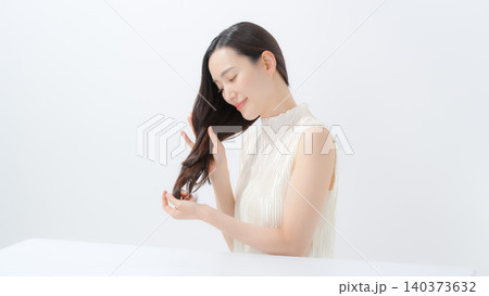 女性 ヘアケア 女性 ヘアケア 140373632