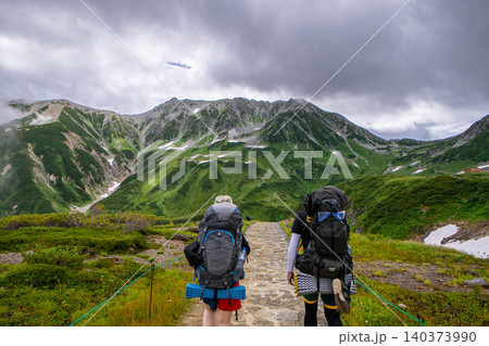 立山の登山道を歩くハイカー 140373990
