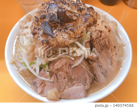 究極の背徳 焦がし油の厚切り叉焼の二郎系ラーメン 究極の背徳 焦がし油の厚切り叉焼の二郎系ラーメン 140374588