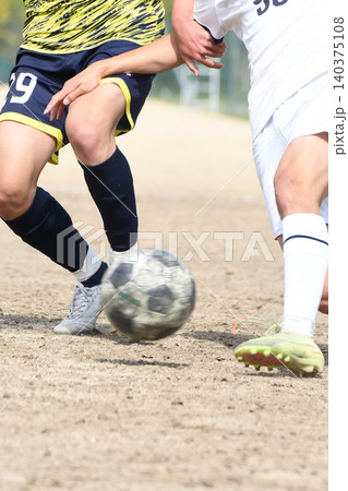 ドリブルするサッカー選手 140375108
