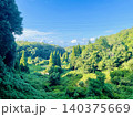青空と新緑の山並みが美しい風景 140375669