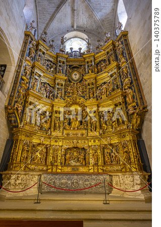 Golden altarpiece decorating Santo Domingo de la Calzada Cathedral Golden altarpiece decorating Santo Domingo de la Calzada Cathedral 140375789