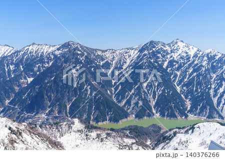 立山黒部アルペンルート 大観峰から望む黒部湖と後立山連峰の絶景 立山黒部アルペンルート 大観峰から望む黒部湖と後立山連峰の絶景 140376266