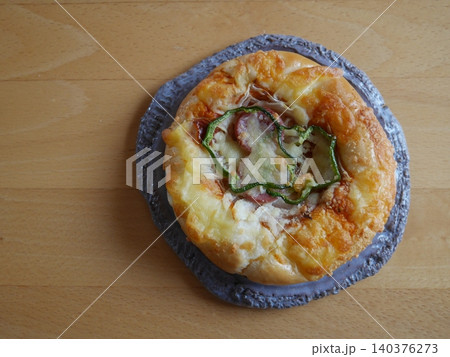 野菜がたっぷり乗ったピザパン 140376273