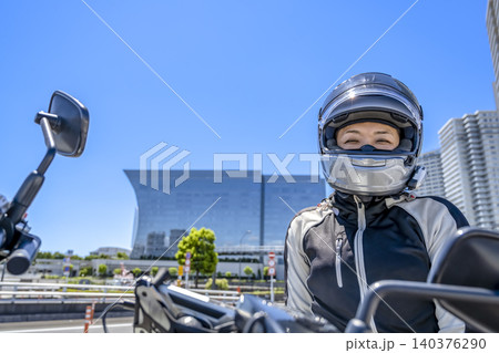 みなとみらいで笑顔を見せる女性ライダー みなとみらいで笑顔を見せる女性ライダー 140376290