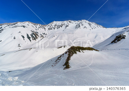 雪深い室堂の絶景 開通直後の立山黒部アルペンルート 春の北アルプス 140376365