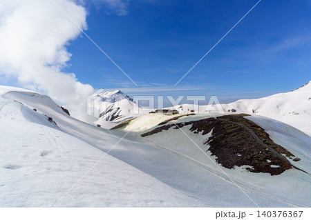 雪深い室堂の絶景 開通直後の立山黒部アルペンルート 春の北アルプス 140376367