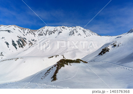 雪深い室堂の絶景 開通直後の立山黒部アルペンルート 春の北アルプス 雪深い室堂の絶景 開通直後の立山黒部アルペンルート 春の北アルプス 140376368