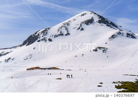開通直後の室堂と雪深い北アルプス 立山黒部アルペンルートの絶景 開通直後の室堂と雪深い北アルプス 立山黒部アルペンルートの絶景 140376697