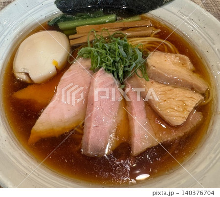 澄んだ醤油スープとレアチャーシューの淡麗ラーメン 140376704