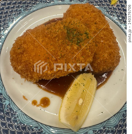 デミグラスソースをかけたサクサクのクリームコロッケ 140376706