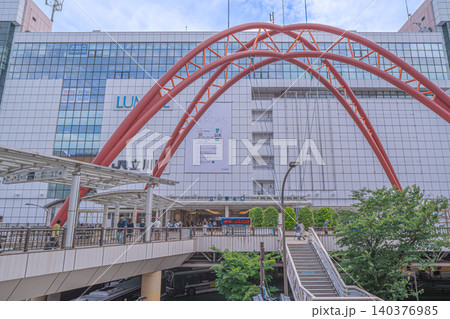 立川駅北口のルミネ立川正面とペデストリアンデッキの赤いアーチを行き交う人々【東京都立川市曙町】 140376985