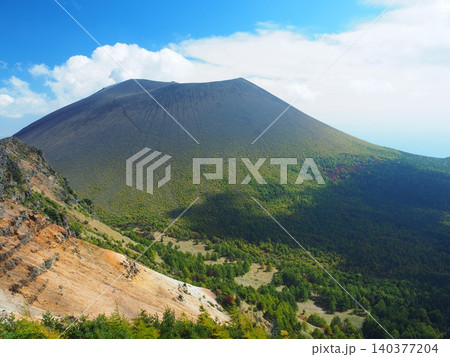 浅間山外輪山・蛇骨岳から望む秋の浅間山 浅間山外輪山・蛇骨岳から望む秋の浅間山 140377204