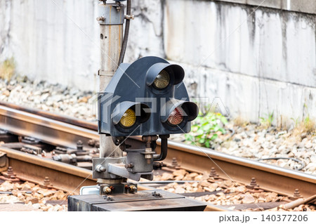 線路脇に設置された鉄道の入換信号機とレールのクローズアップ 線路脇に設置された鉄道の入換信号機とレールのクローズアップ 140377206