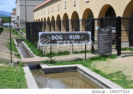 ショッピングモールに併設されているドッグラン 140377223