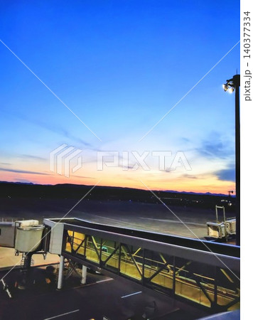 釧路空港の展望デッキから望む夕焼け空と美しいマジックアワーの夜景 釧路空港の展望デッキから望む夕焼け空と美しいマジックアワーの夜景 140377334