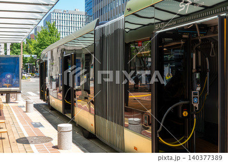 名古屋栄エリアを走行する次世代型SRT連接バス 名古屋栄エリアを走行する次世代型SRT連接バス 140377389