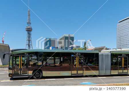 名古屋栄エリアを走行する次世代型SRT連接バスとテレビ塔 名古屋栄エリアを走行する次世代型SRT連接バスとテレビ塔 140377390
