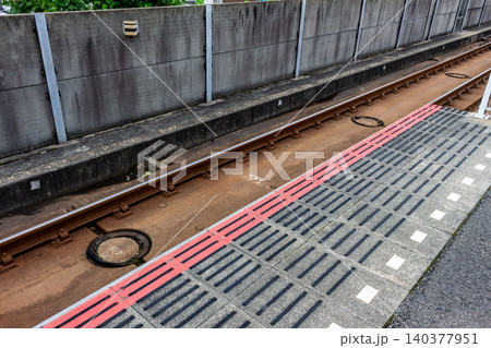 駅のホームと線路 スラブ軌道と点字ブロックの見下ろしカット 駅のホームと線路 スラブ軌道と点字ブロックの見下ろしカット 140377951