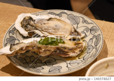 貝殻がついている牡蠣 貝殻がついている牡蠣 140378027