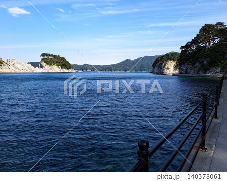 浄土ヶ浜遊歩道から望む青い海と白い岩肌 浄土ヶ浜遊歩道から望む青い海と白い岩肌 140378061