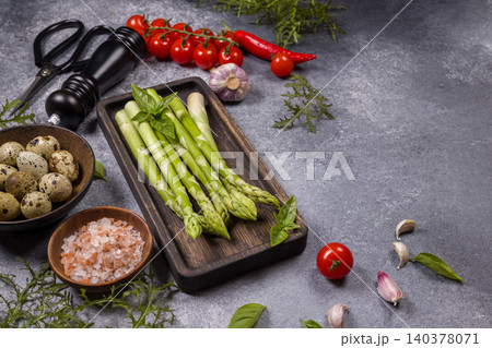 Fresh asparagus spears with quail eggs and spices 140378071