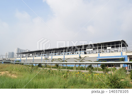 ホーチミンメトロの高架駅舎(1号線 スオイティエンターミナル駅) 140378105