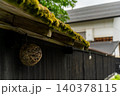 山形県金山町の伝統的な黒塀と苔むした屋根に吊るされた竹編みのランプ 140378115