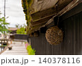 山形県金山町の伝統的な黒塀と軒下に吊るされた竹編みのランプ 140378116