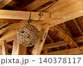 山形県金山町の伝統的な木造建築の梁と吊るされた丸い麻紐のランプ 140378117