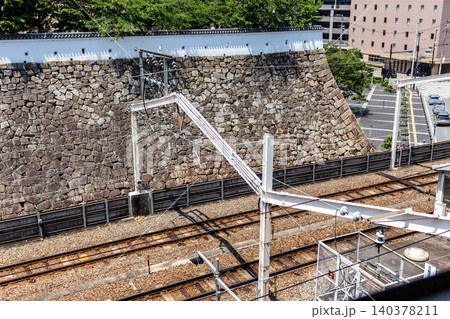 お城の石垣と線路を見下ろす風景（ハイアングル・鉄道景観） 140378211