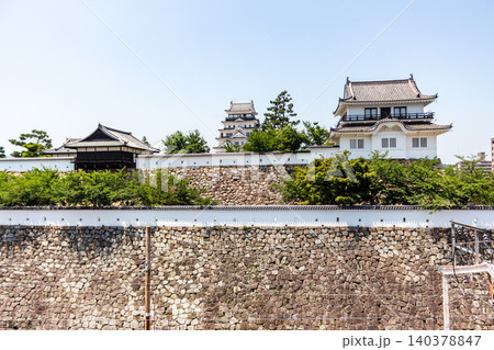 福山城の天守閣と月見櫓、高石垣の美しい風景(新幹線・福山駅ホーム側からのアングル) 福山城の天守閣と月見櫓、高石垣の美しい風景(新幹線・福山駅ホーム側からのアングル) 140378847