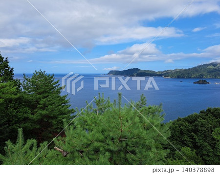 釜石大観音展望台から望む釜石湾と新緑の尾崎半島 140378898