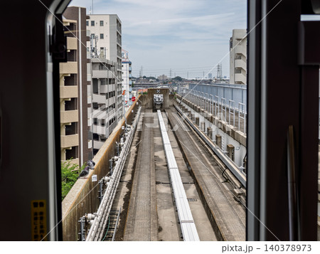 見沼代親水公園駅停車中の車内から見た高架軌道終端部 見沼代親水公園駅停車中の車内から見た高架軌道終端部 140378973