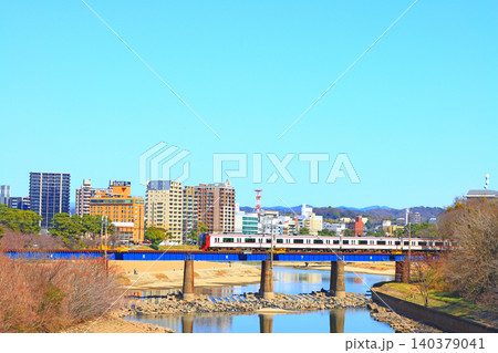 愛知県岡崎市、岡崎市の町並みと名鉄電車の風景 140379041