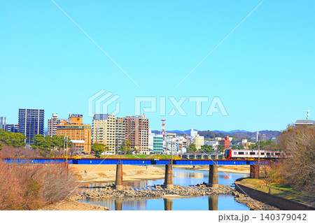 愛知県岡崎市、岡崎市の町並みと名鉄電車の風景 愛知県岡崎市、岡崎市の町並みと名鉄電車の風景 140379042