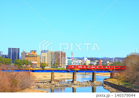 愛知県岡崎市、岡崎市の町並みと名鉄電車の風景 愛知県岡崎市、岡崎市の町並みと名鉄電車の風景 140379044