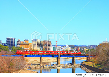 愛知県岡崎市、岡崎市の町並みと名鉄電車の風景 愛知県岡崎市、岡崎市の町並みと名鉄電車の風景 140379045