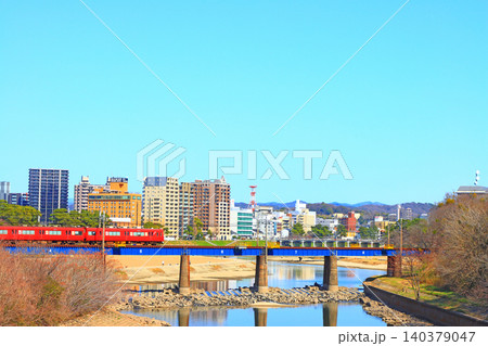 愛知県岡崎市、岡崎市の町並みと名鉄電車の風景 140379047