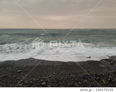 夕暮れの真木沢海岸に打ち寄せる白波と太平洋の水平線 夕暮れの真木沢海岸に打ち寄せる白波と太平洋の水平線 140379149