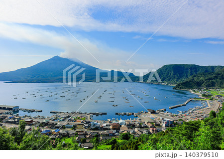 にこ展望所から望む海潟漁港の街並みと雄大な桜島 にこ展望所から望む海潟漁港の街並みと雄大な桜島 140379510