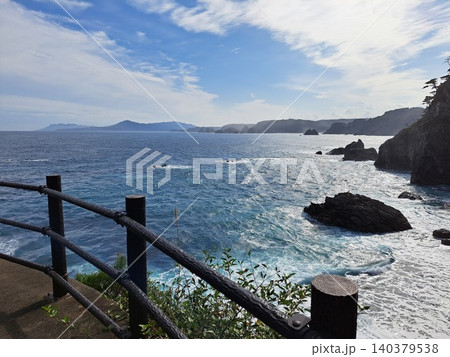 原下展望台から望む太陽光にきらめく海とリアス海岸 原下展望台から望む太陽光にきらめく海とリアス海岸 140379538
