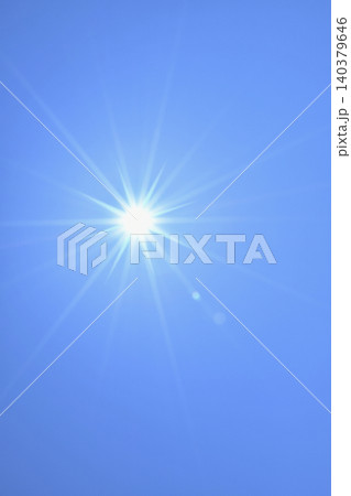 青空と太陽　直射日光　フリースペースイメージ 140379646