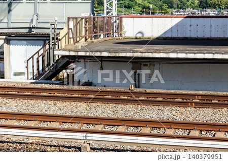 鉄道のバラスト軌道と駅ホーム端の構造 鉄道のバラスト軌道と駅ホーム端の構造 140379951