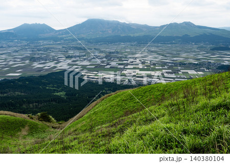 大観峰から望む阿蘇五岳(涅槃像)とカルデラ盆地の水田・熊本県 大観峰から望む阿蘇五岳(涅槃像)とカルデラ盆地の水田・熊本県 140380104